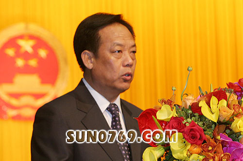 市长李毓全作政府工作报告